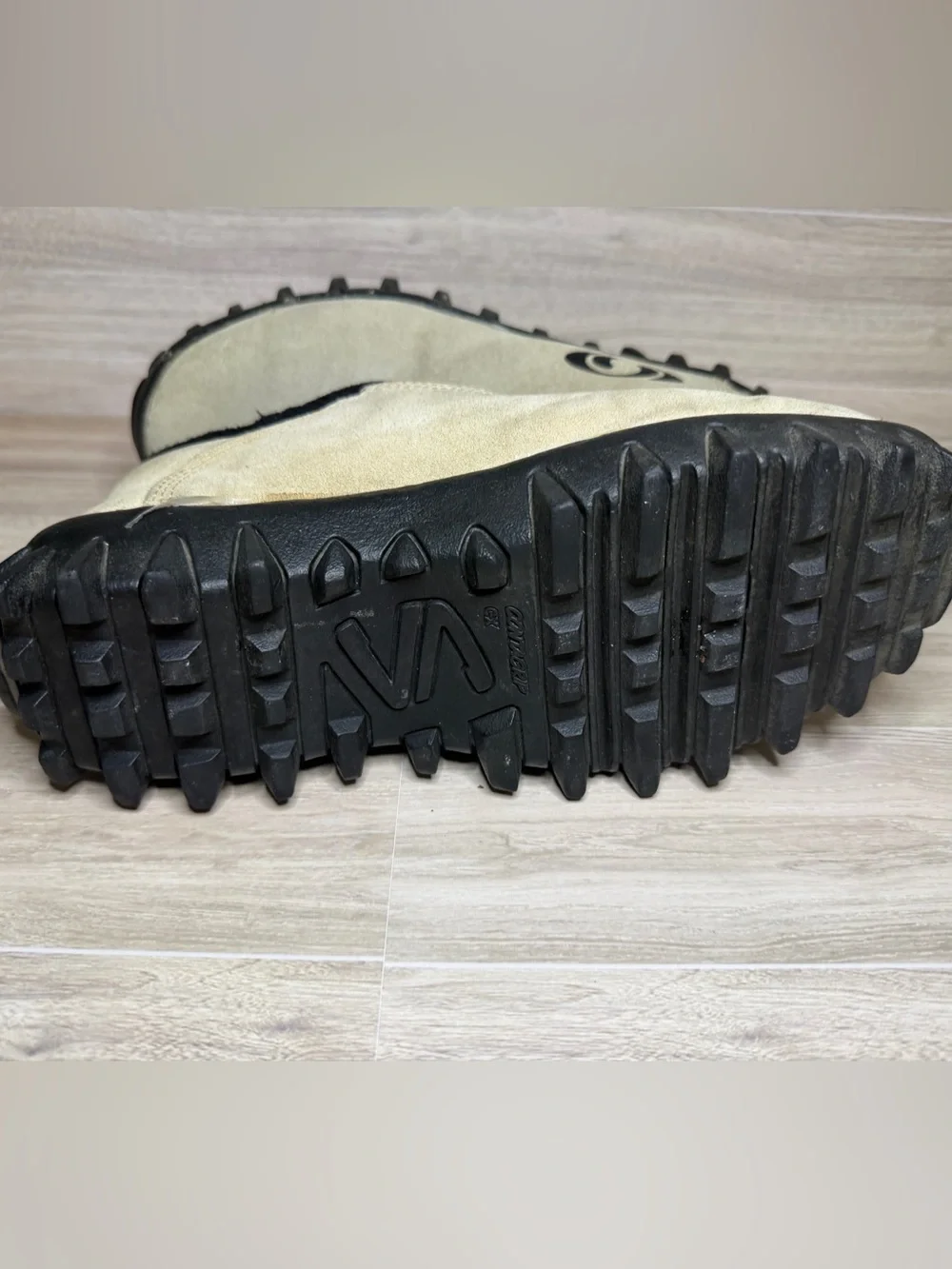 Men’s Salomon Contagrip Vintage 2000s Size 9